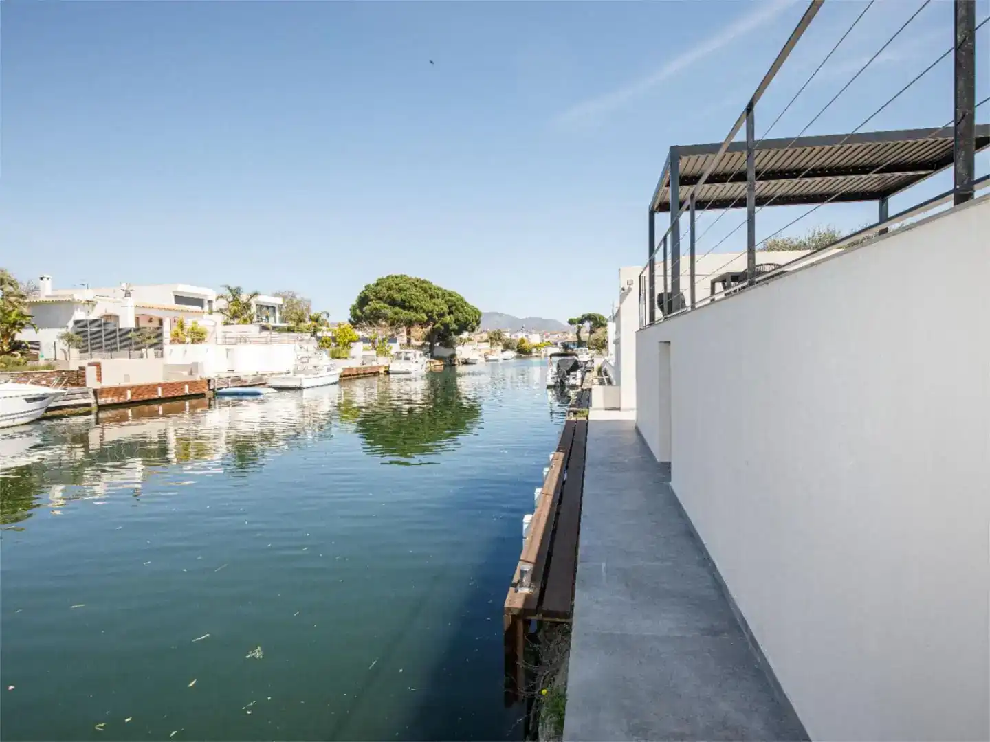 Exterior view of Houses for sale in Empuriabrava  with Air Conditioner, Swimming Pool and Balcony