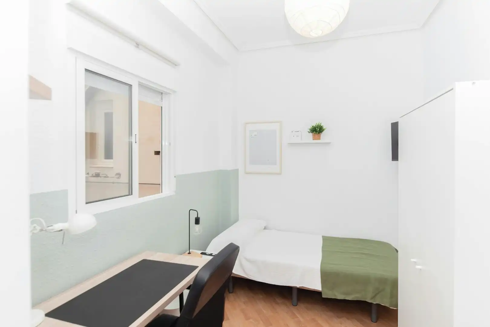 Bedroom of Flat for share in  Valencia Capital  with Furnished, Washing machine and TV