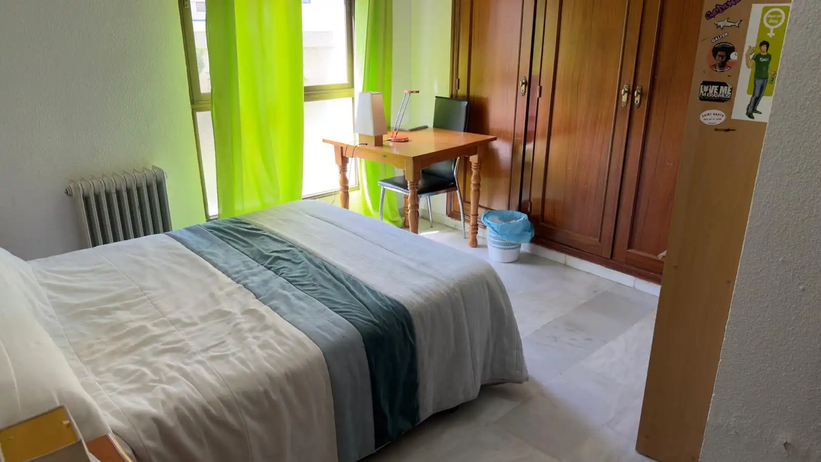 Habitación de Piso para compartir en Granada con Calefacción, Terraza y Amueblado