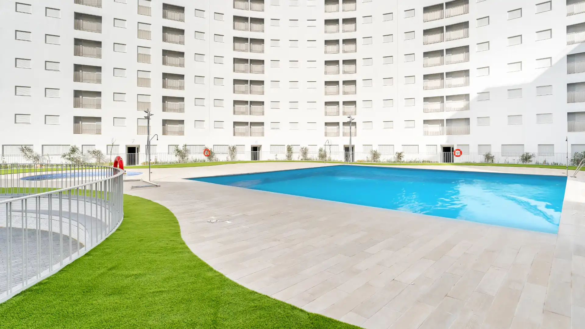 Swimming pool of Flat for sale in  Sevilla Capital  with Air Conditioner, Storage room and Community pool
