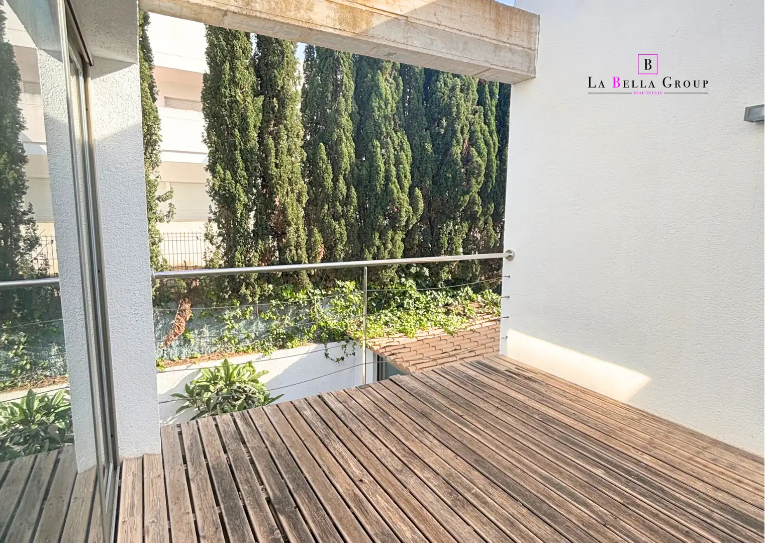 Terrasse von Einfamilien-Reihenhaus zum Verkauf in Santa Eulària des Riu mit Klimaanlage, Heizung und Parkett