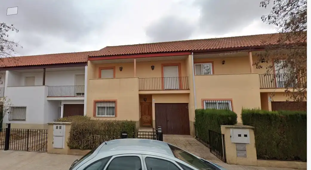 Vista exterior de Casa adosada en venta en Villarrobledo