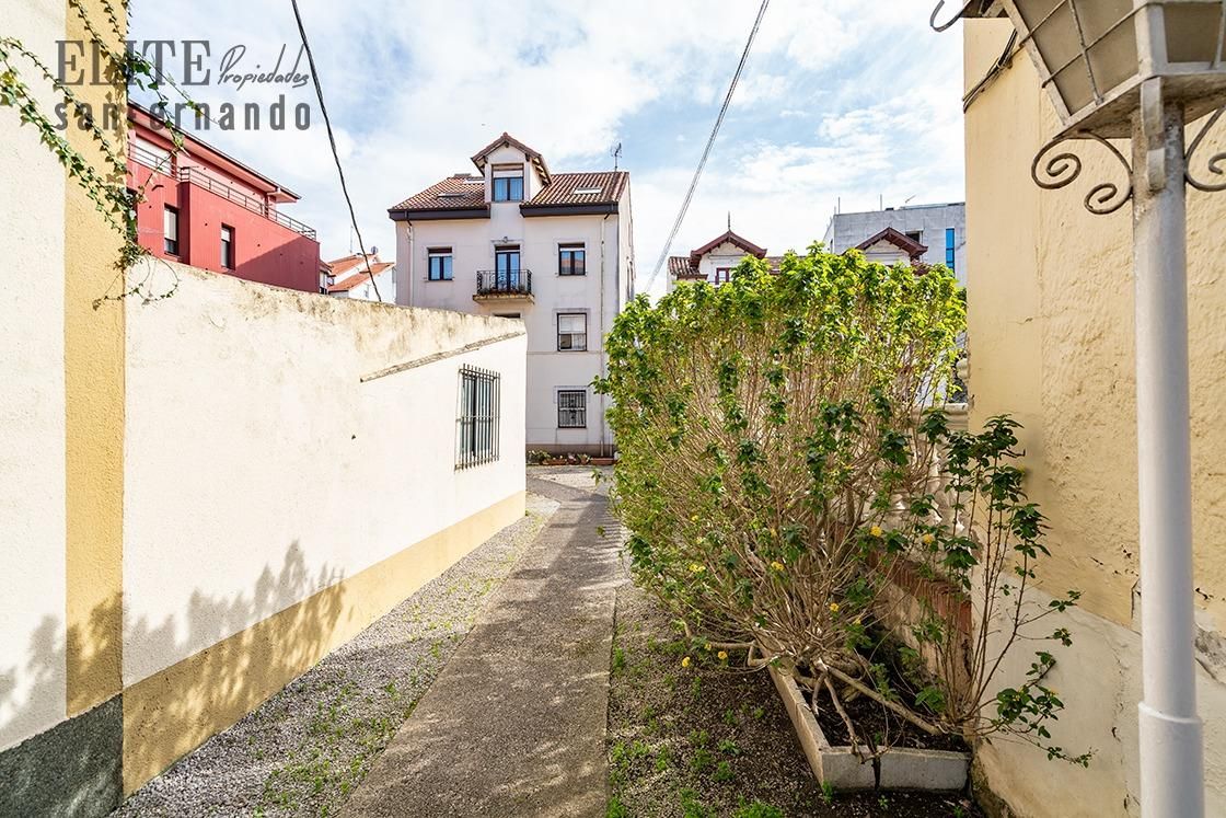 Vista exterior de Casa o xalet en venda en Santander amb Calefacció, Jardí privat i Parquet