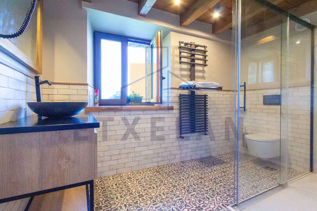 Baño de Finca rústica en venta en Ispaster con Calefacción, Jardín privado y Terraza