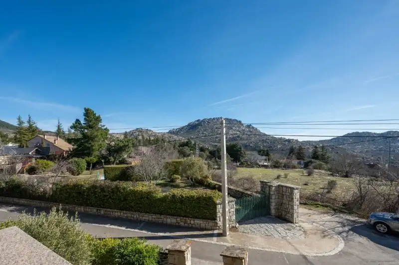 Vista exterior de Casa o xalet en venda en Valdemanco amb Calefacció, Terrassa i Traster