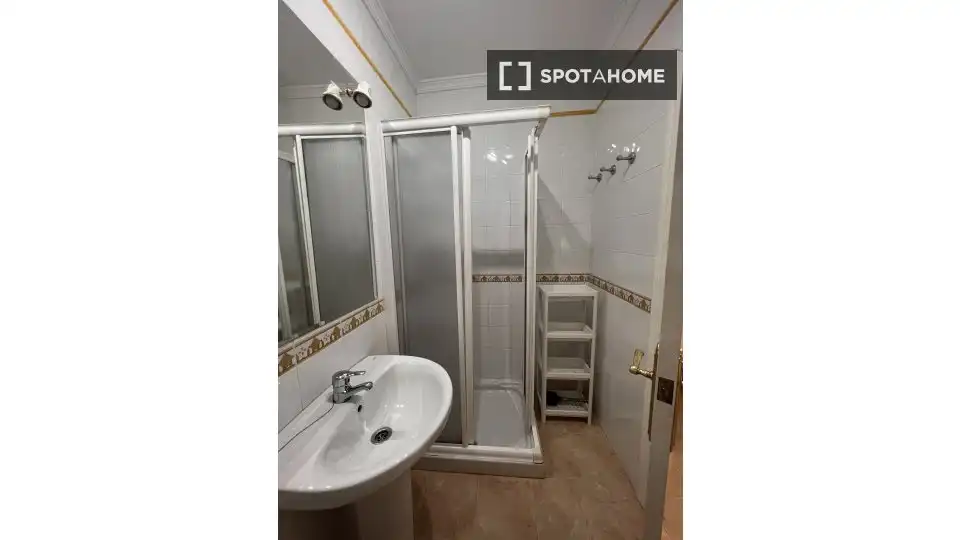 Room in La Calzada - La Florida