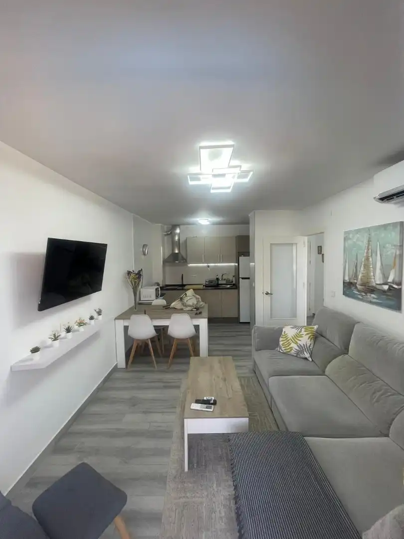 Sala d'estar de Apartament de lloguer en Torrevieja amb Calefacció, Terrassa i Piscina