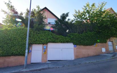 Vista exterior de Casa o xalet en venda en Torrelodones amb Terrassa i Piscina