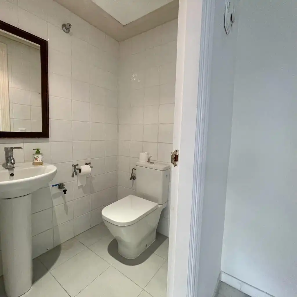 Badezimmer von Büro zum Verkauf in Marbella mit Klimaanlage