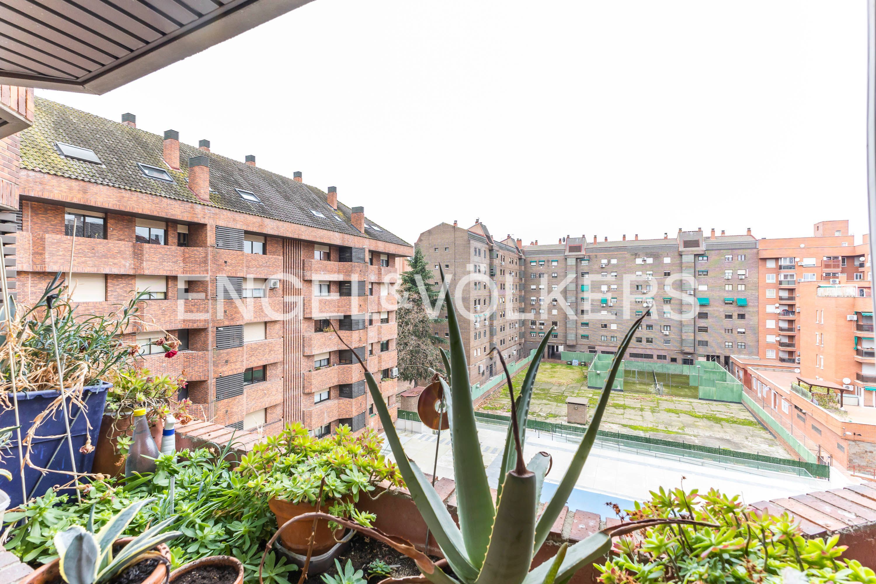 Vista exterior de Apartament en venda en Tres Cantos amb Aire condicionat, Calefacció i Jardí privat