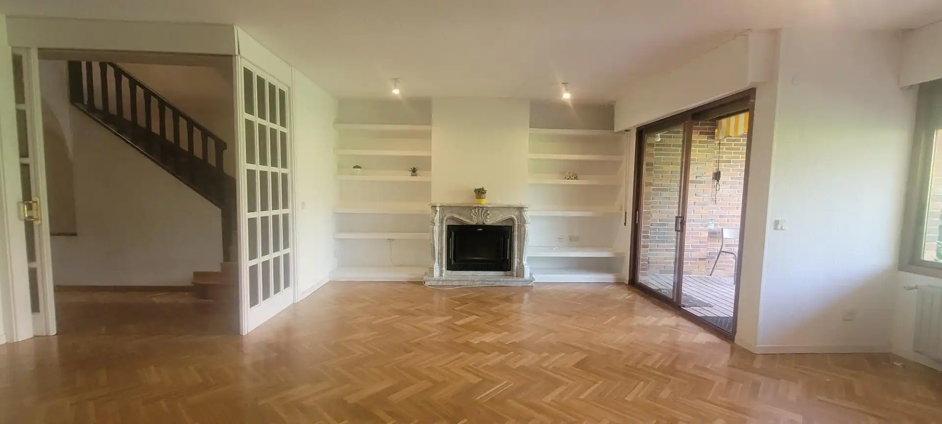 Sala d'estar de Casa adosada de lloguer en Majadahonda amb Calefacció, Jardí privat i Parquet