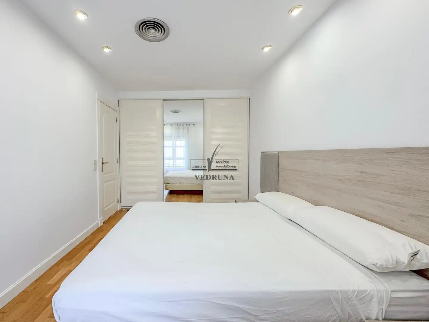 Dormitori de Apartament de lloguer en Zaragoza amb Aire condicionat, Calefacció i Forn