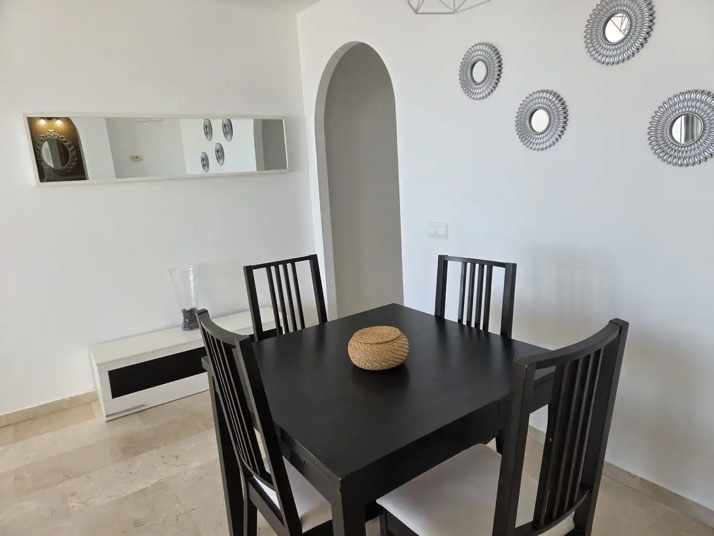 Menjador de Apartament de lloguer en Benalmádena amb Terrassa, Moblat i Piscina comunitària