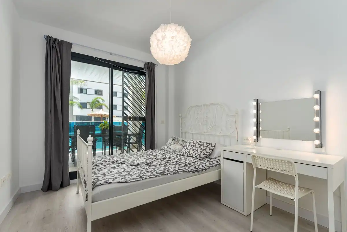 Dormitori de Apartament en venda en Mijas amb Aire condicionat, Terrassa i Moblat