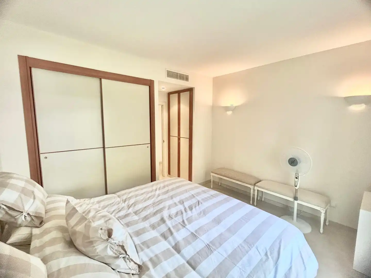 Schlafzimmer von Wohnungen zum Verkauf in Benahavís mit Klimaanlage, Terrasse und Abstellraum