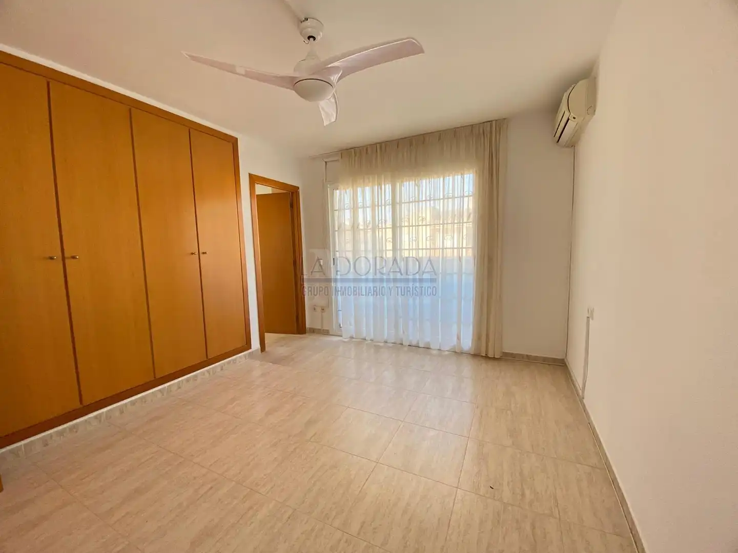 Habitación de Casa adosada en venta en Cambrils con Aire acondicionado, Calefacción y Jardín privado
