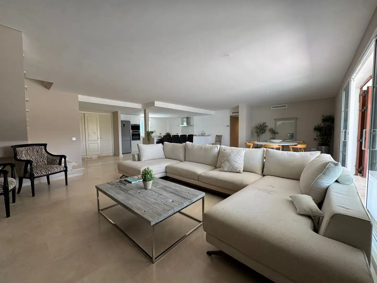 Sala d'estar de Àtic en venda en Sotogrande amb Aire condicionat, Calefacció i Terrassa