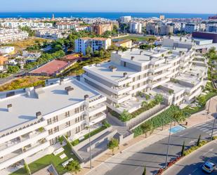 Vista exterior de Àtic en venda en Estepona amb Aire condicionat, Calefacció i Jardí privat