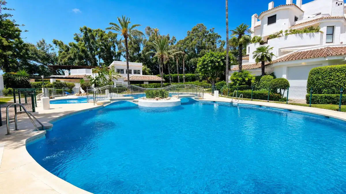 Planta baja en venta en Elviria