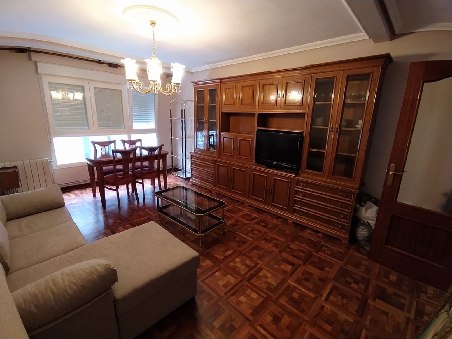 Sala d'estar de Pis de lloguer en Avilés amb Calefacció, Parquet i Moblat
