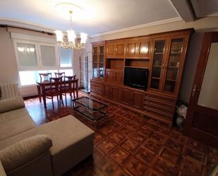 Sala d'estar de Pis de lloguer en Avilés amb Calefacció, Parquet i Moblat