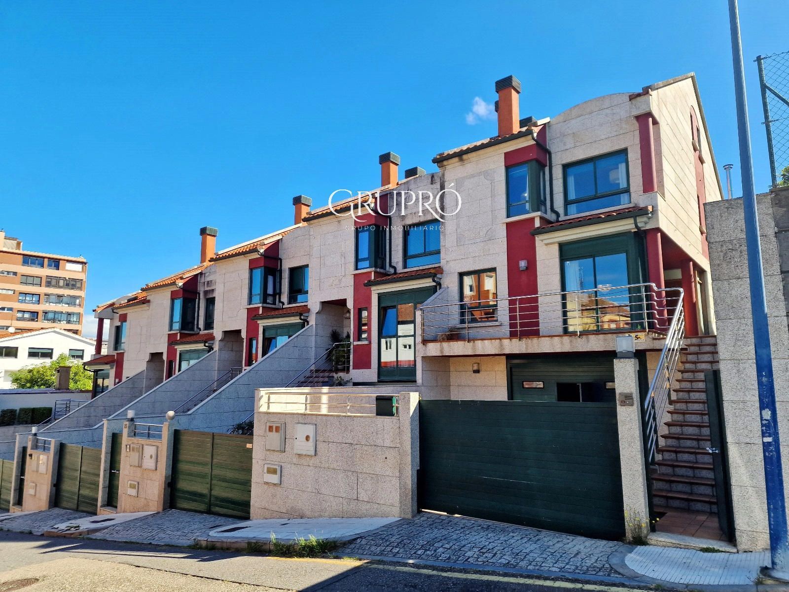 Vista exterior de Casa adosada en venta en Vigo  con Calefacción, Jardín privado y Parquet