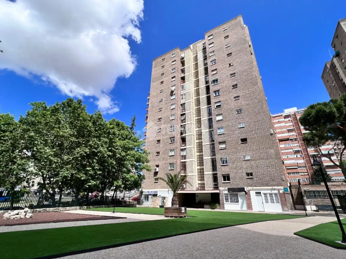 Exterior view of Flat for sale in Madrid  with Air Conditioner, Parquet flooring and Storage room