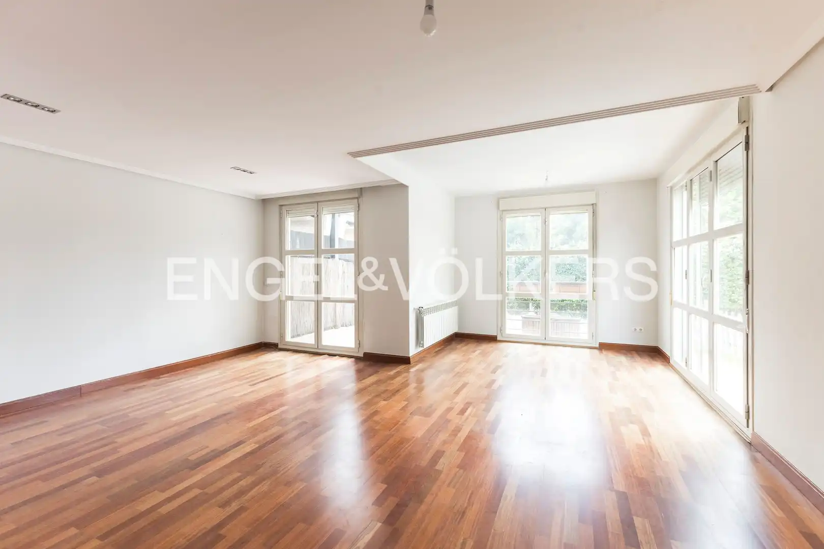Living room of Detached homes for sale in Paracuellos de Jarama  with Air Conditioner, Heating and Private garden