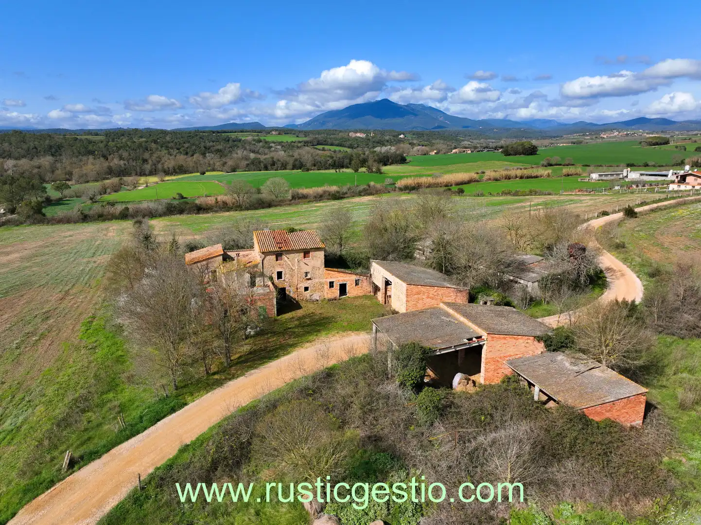 Vista exterior de Finca rústica en venda en Navata amb Jardí privat