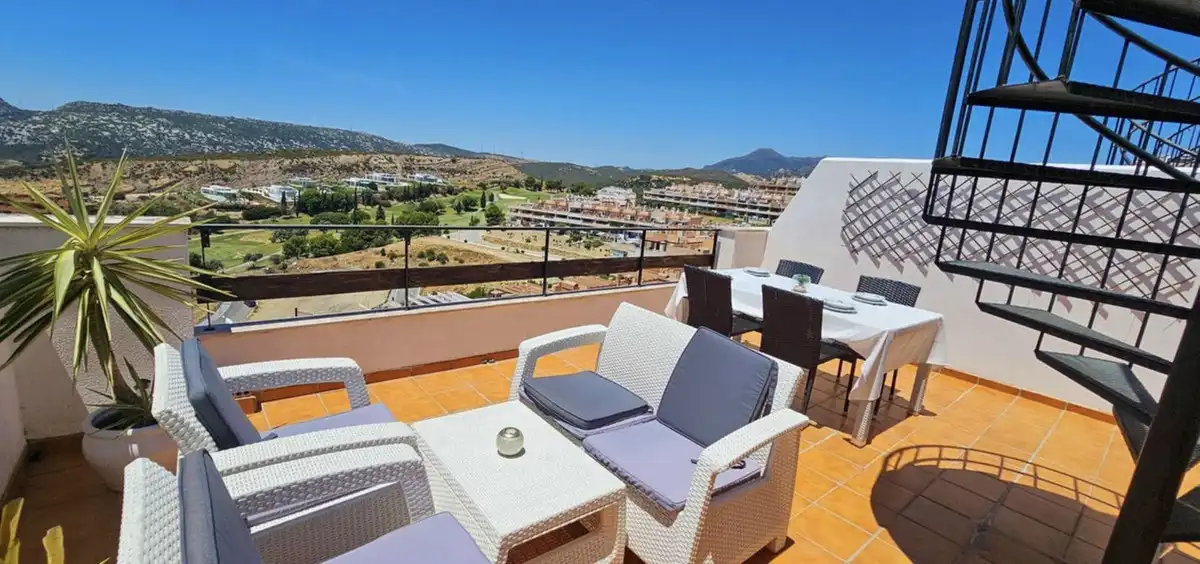 Dúplex con piscina en venta en Doña Julia Golf, imagen 2