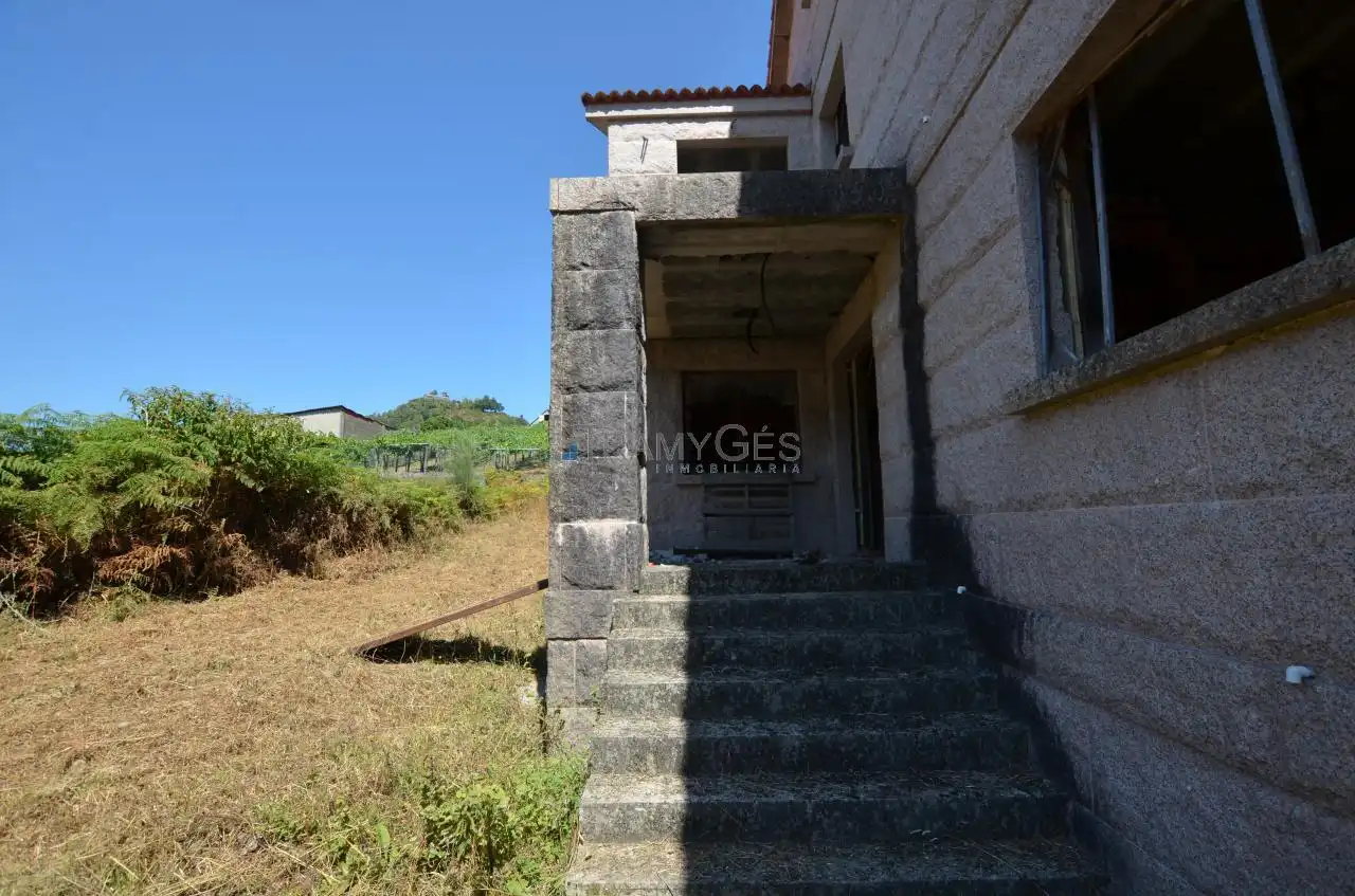 Vista exterior de Casa o xalet en venda en Redondela amb Jardí privat, Terrassa i Traster