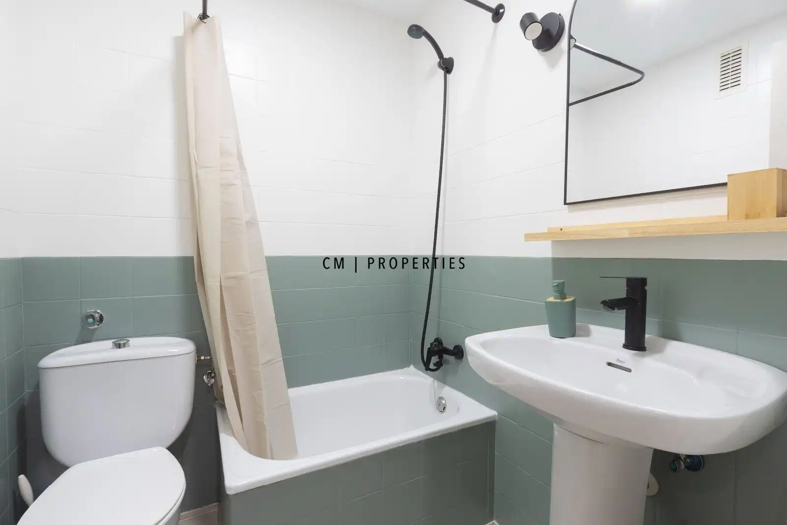 Badezimmer von Wohnung zur Miete in Quatre Carreres