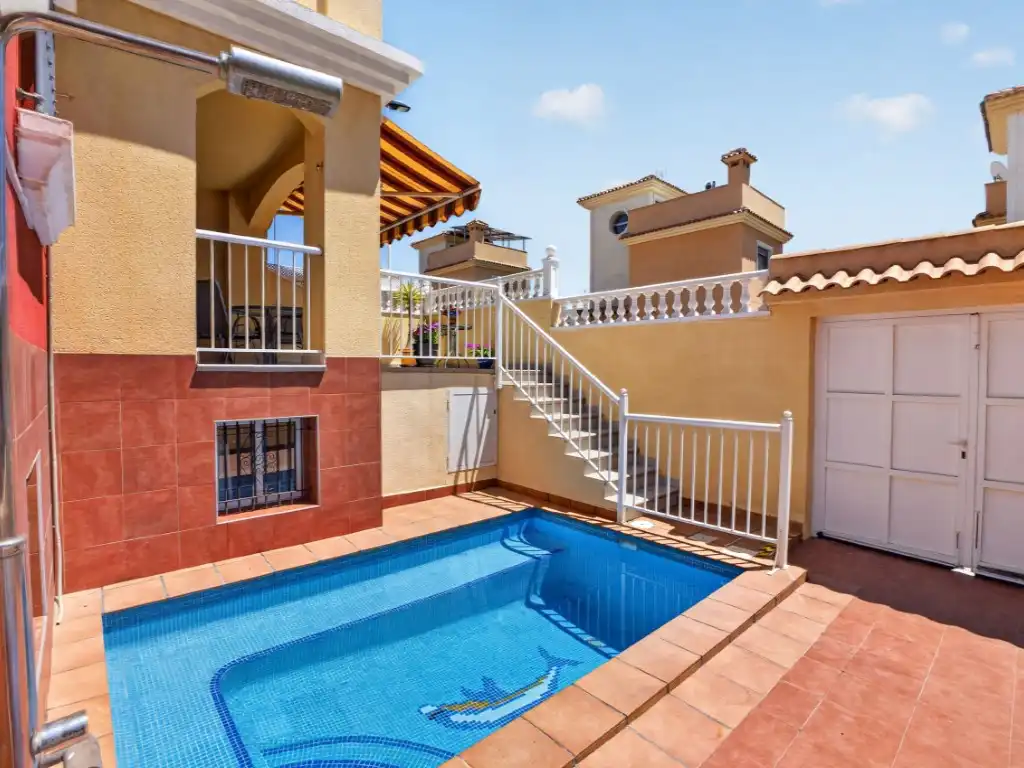 Piscina de Casa adosada en venda en Torrevieja amb Aire condicionat, Jardí privat i Terrassa