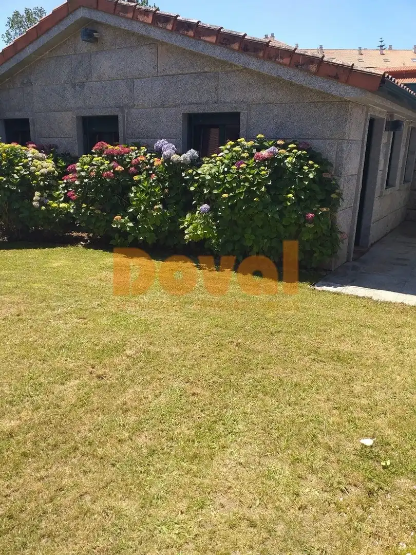 Casa o chalet de alquiler en Nigrán con Calefacción, Jardín privado y Trastero