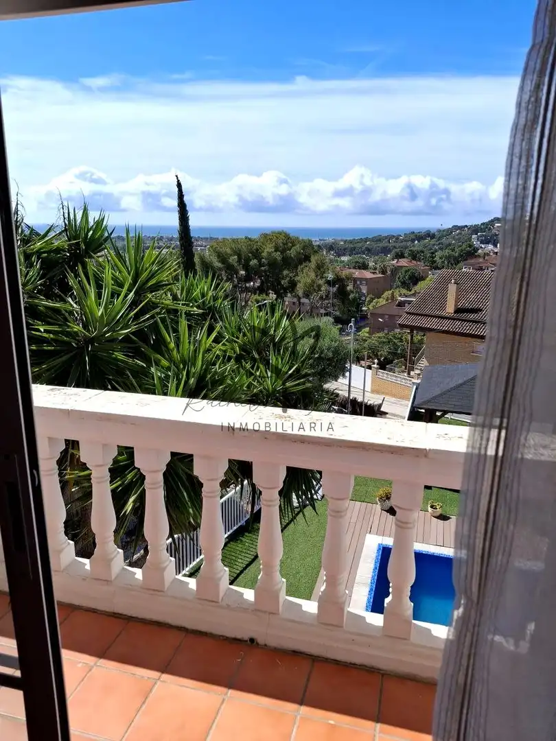 Außenansicht von Einfamilien-Reihenhaus zum Verkauf in Castelldefels mit Klimaanlage, Heizung und Privatgarten
