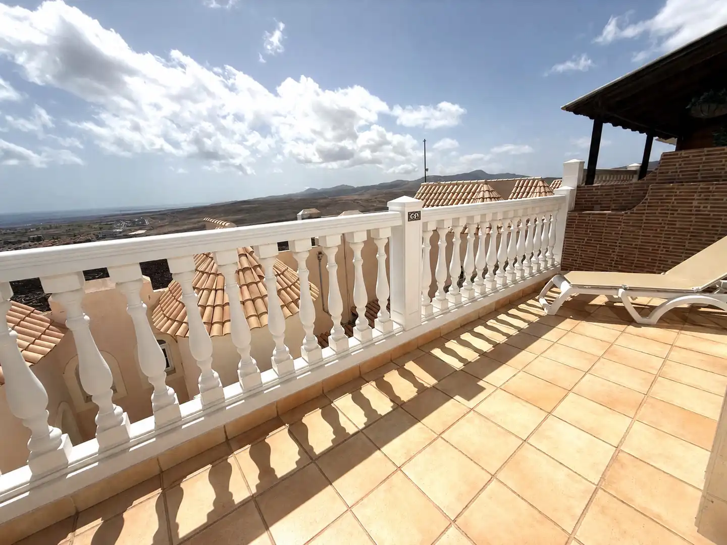 Terrasse von Einfamilien-Reihenhaus zum Verkauf in Antigua mit Klimaanlage, Terrasse und Möbliert