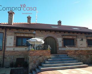 Vista exterior de Casa o xalet en venda en Palazuelos de Eresma amb Calefacció, Jardí privat i Terrassa