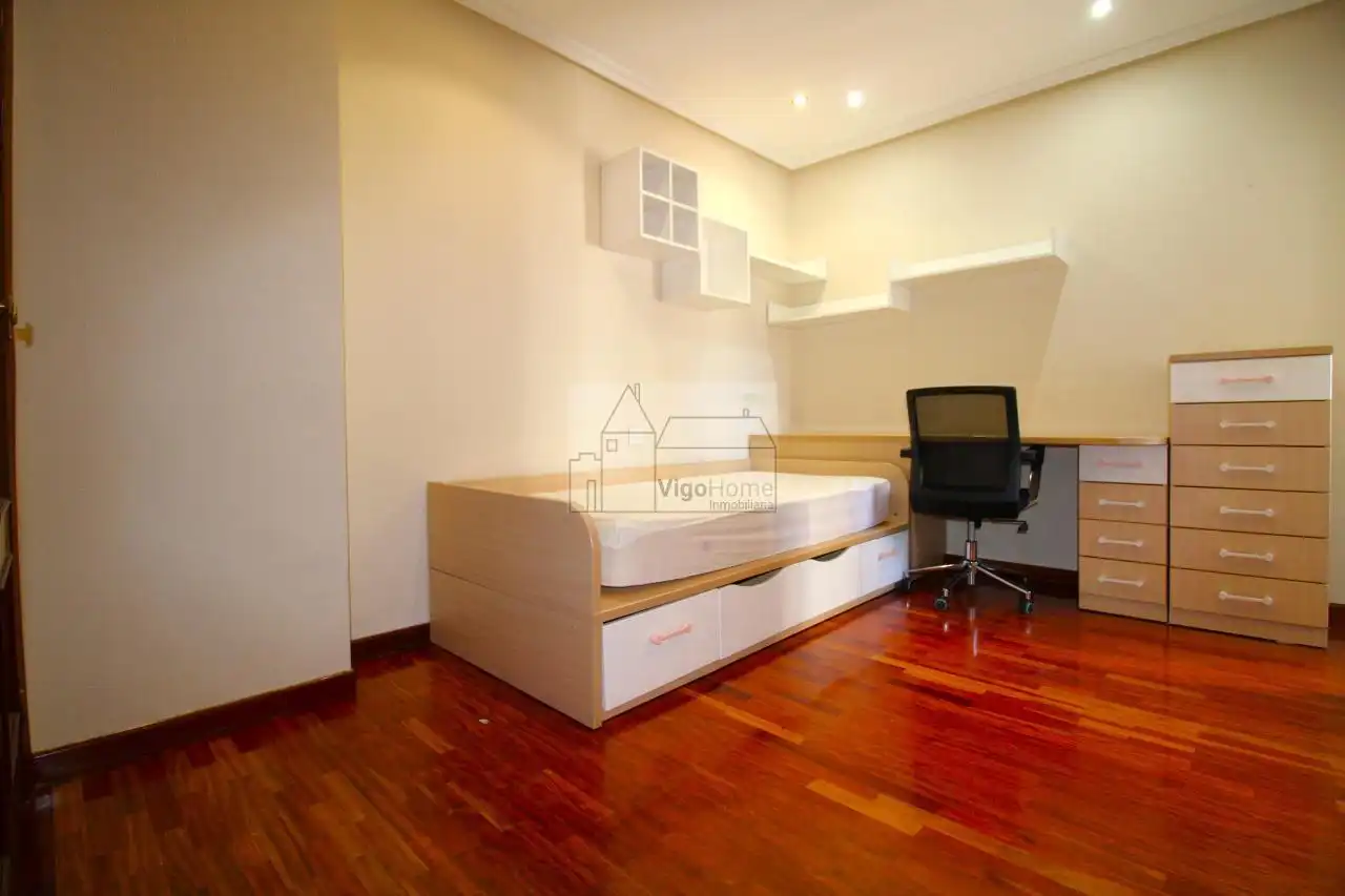 Bedroom of Flat for rent in Vigo   with Heating, Parquet flooring and Storage room