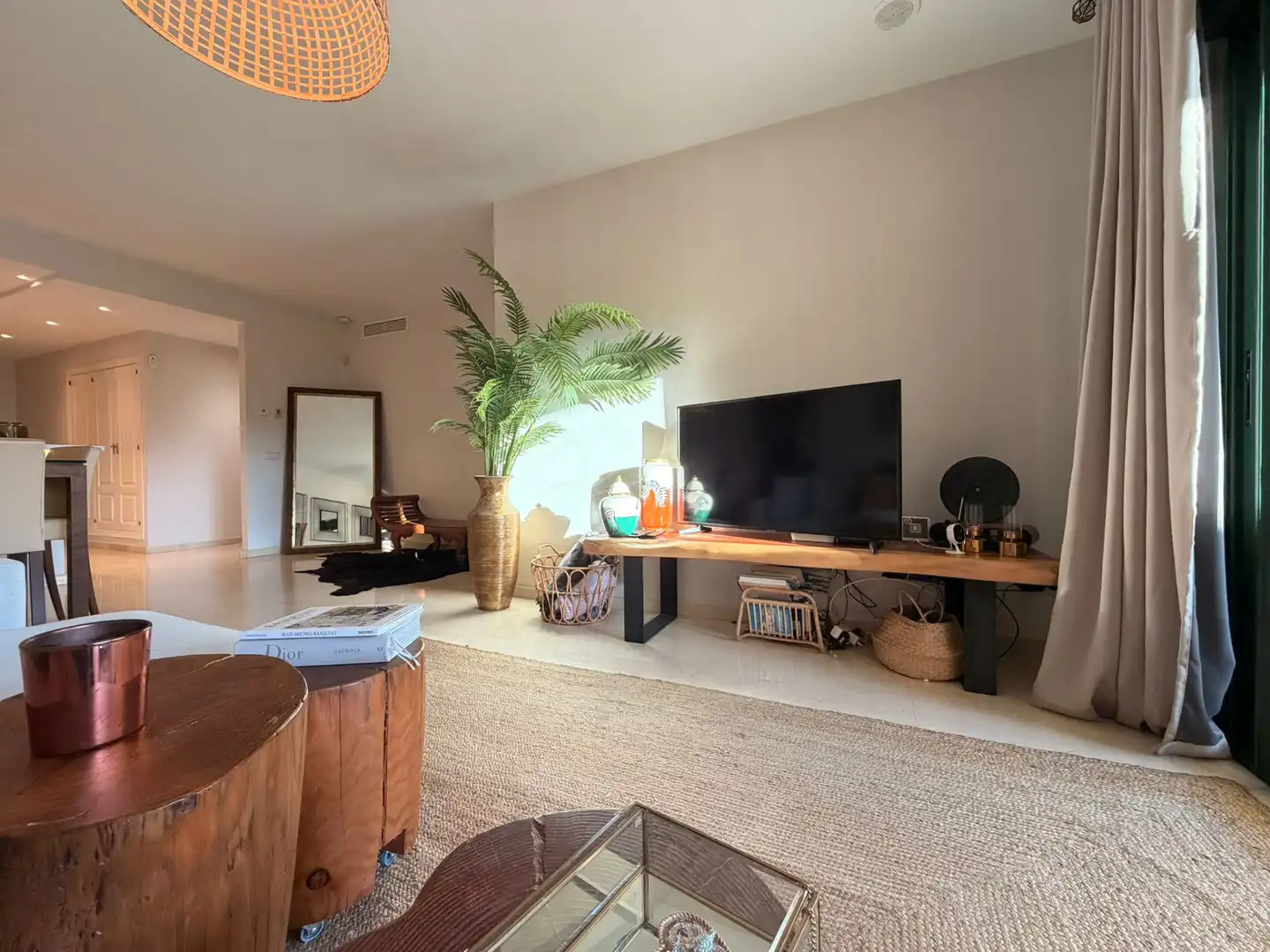 Sala d'estar de Pis de lloguer en Marbella amb Aire condicionat, Terrassa i Moblat
