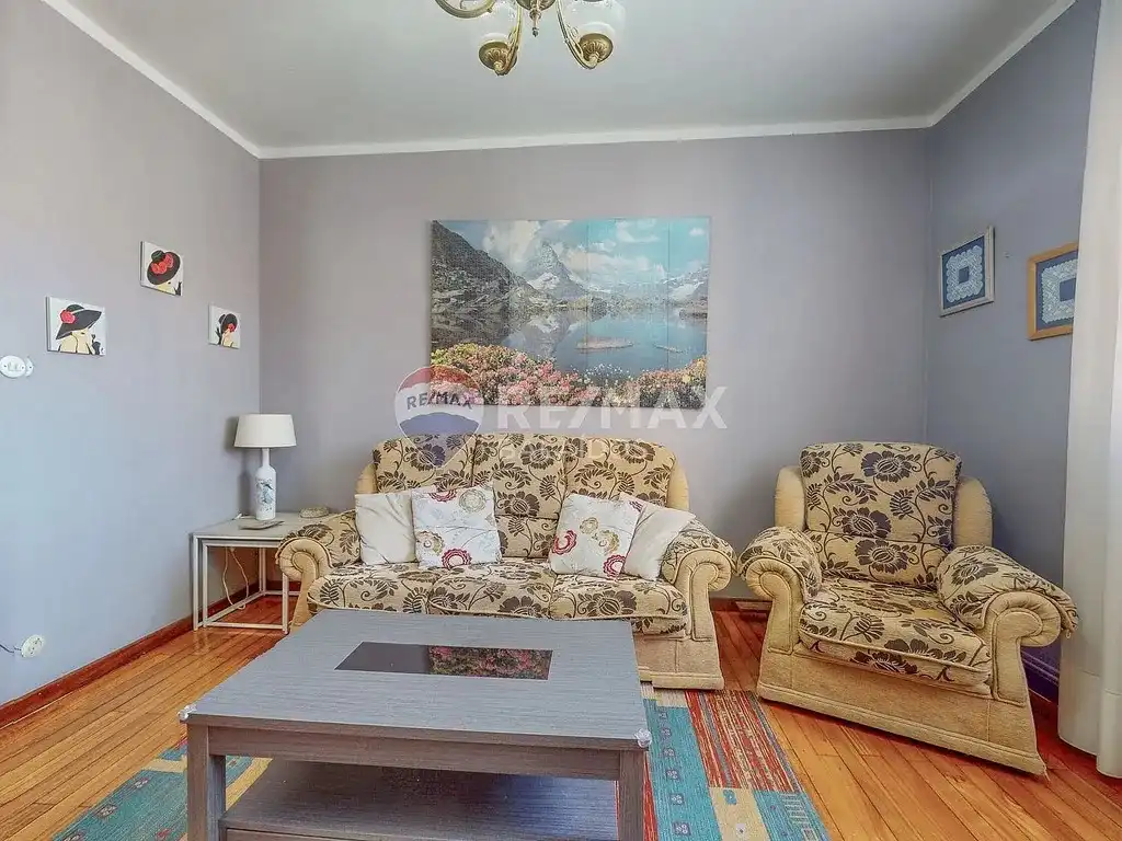 Sala d'estar de Casa adosada en venda en Cangas  amb Calefacció, Jardí privat i Parquet