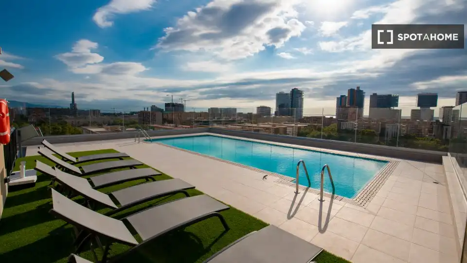 Swimming pool of Flat for share in Barcelona  with Air Conditioner, Heating and Furnished