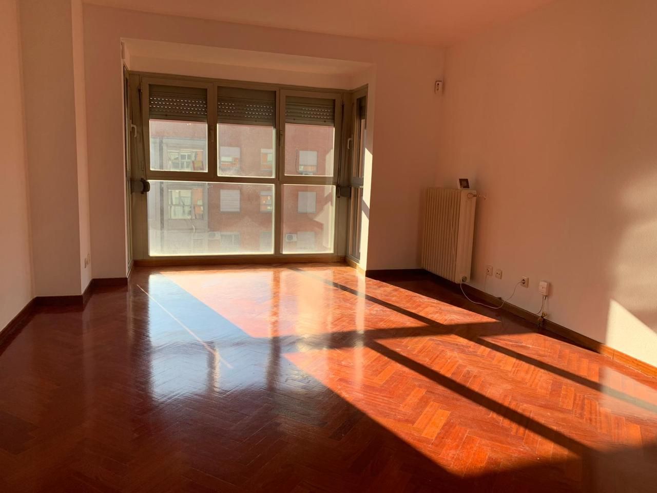 Living room of Flat for sale in  Madrid Capital  with Heating, Parquet flooring and Community pool