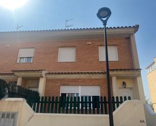 Vista exterior de Casa adosada en venda en Càlig amb Terrassa