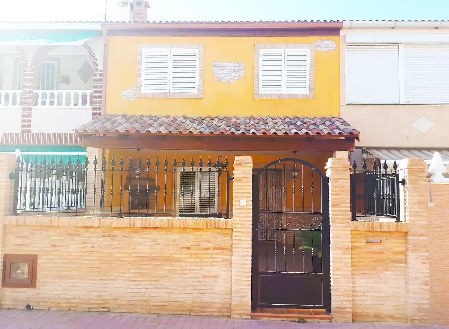 Vista exterior de Casa adosada en venta en Torrevieja con Aire acondicionado, Terraza y Amueblado