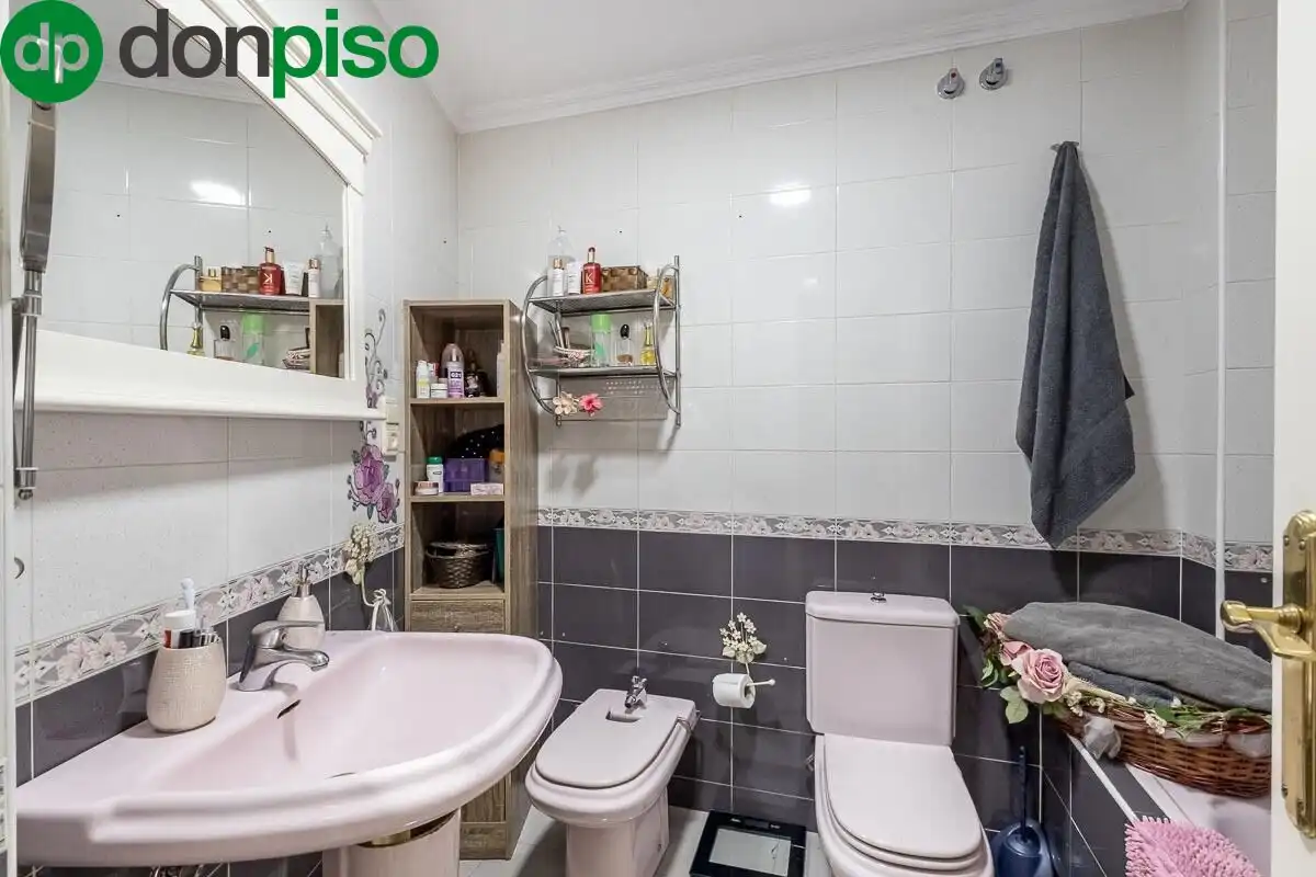 Badezimmer von Wohnung zum Verkauf in Granada mit Klimaanlage und Terrasse
