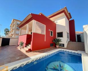 Vista exterior de Casa o xalet en venda en San Pedro del Pinatar amb Aire condicionat, Terrassa i Piscina