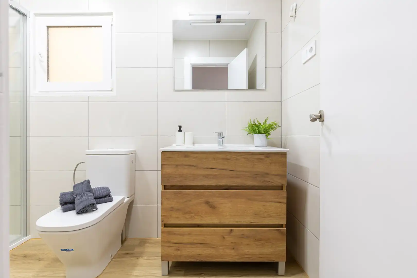 Bathroom of Flat for rent in Terrassa  with Air Conditioner, Heating and Parquet flooring