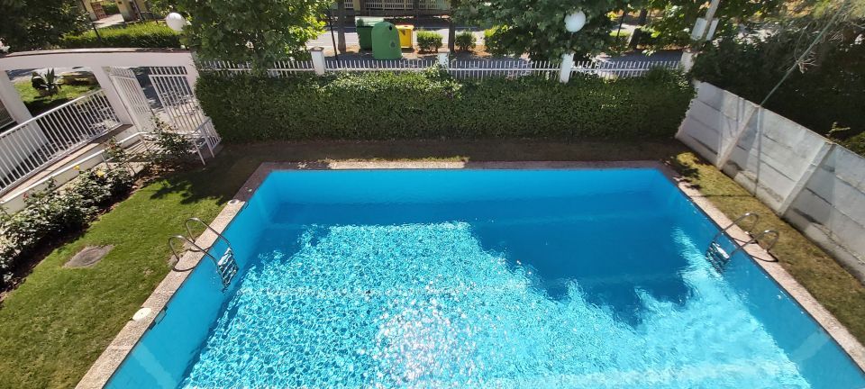 Piscina de Casa adosada en venda en Santo Domingo de la Calzada amb Calefacció, Parquet i Terrassa