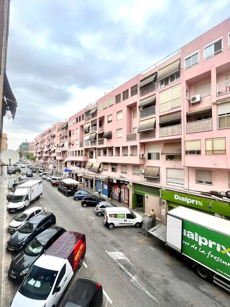 Piso de alquiler en Avenida de Ausiàs March, San Crispín