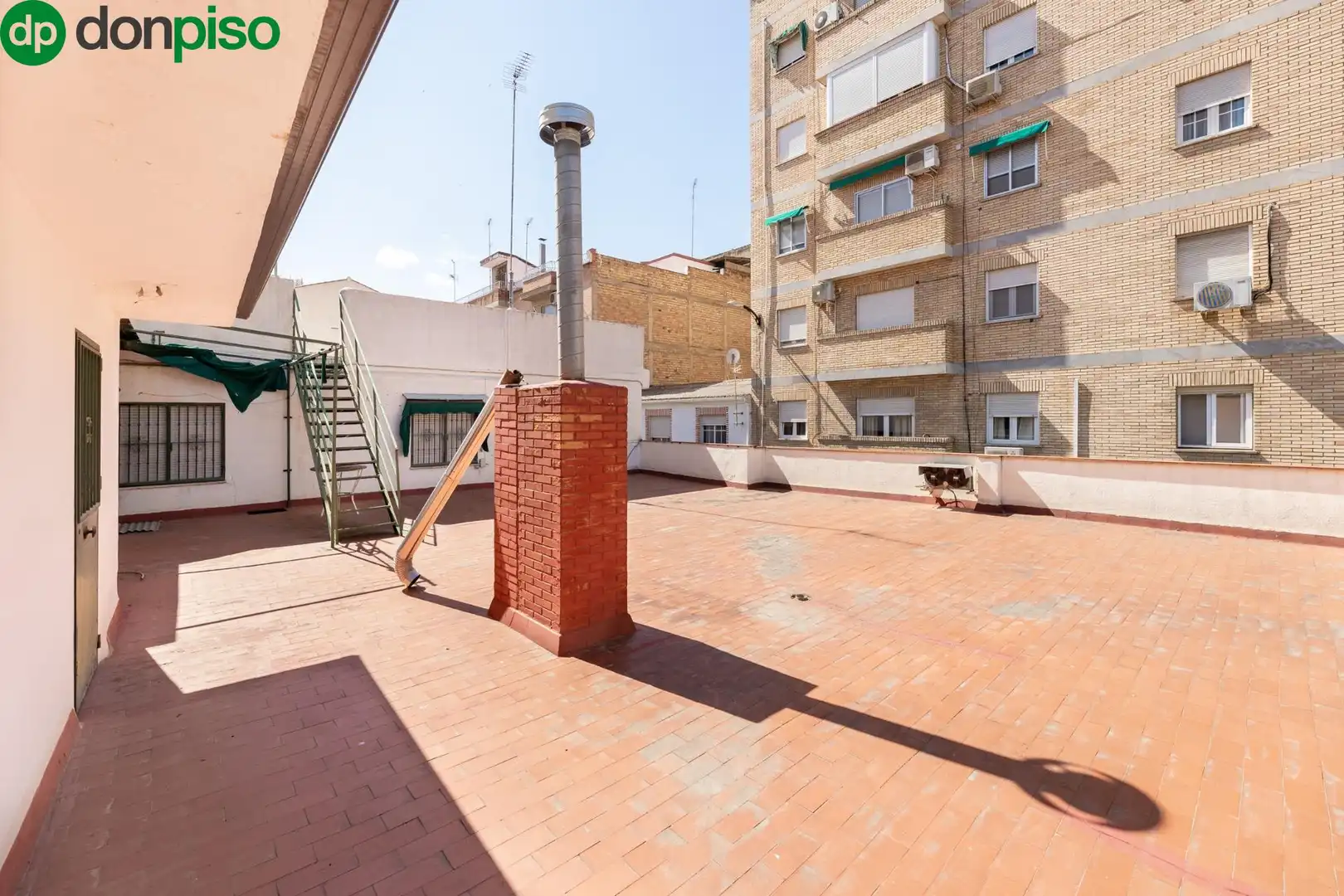 Außenansicht von Gebäude zum Verkauf in Granada